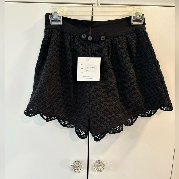 Amazing detail - high waist black shorts with scalloped edge - Picture 10 of 10